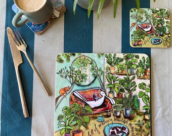 Könnte beinhalten: Ein quadratischer Untersetzer mit einer farbenfrohen Illustration eines weißen Vogels, der auf einem roten Sofa ein Buch liest, umgeben von zahlreichen Topfpflanzen, einem schlafenden Hund und einer orangefarbenen Katze, mit dem Text Life is full of ordinary beautiful moments.