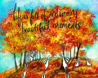 Könnte beinhalten: Eine digitale Illustration eines herbstlichen Waldes mit leuchtend rotem, orangefarbenem und gelbem Laub unter einem blauen Himmel. Der Text "life is full of ordinary beautiful moments" steht in schwarzer Schrift über abstrakten weißen Figuren.