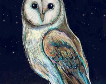Könnte beinhalten: Eine digitale Illustration einer Schleiereule, die auf einem Pfosten vor einem dunkelblauen Nachthimmel mit einem großen Vollmond sitzt. Der Text "Be still and listen, the earth is singing" steht in weißer Schrift. Darunter weiße Wildblumen und ein Schmetterling.