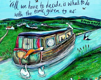 Könnte beinhalten: Eine farbenfrohe Illustration eines Narrowboats auf einem Kanal mit einem Fuchs, einem Hasen und zwei Schwänen. Der Text lautet, All we have to decide, is what to do with the time given to us. Die Szene zeigt eine grüne Landschaft und Vögel.