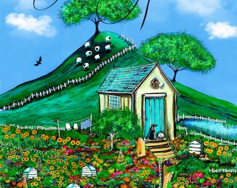 Könnte beinhalten: Eine skurrile Illustration eines kleinen Häuschens mit einer blauen Tür, umgeben von einem üppigen Garten mit Blumen, einem Gewächshaus und einem Hund, der auf den Stufen sitzt. Der Text "My happy place" ist in Kursivschrift über dem Häuschen geschrieben.