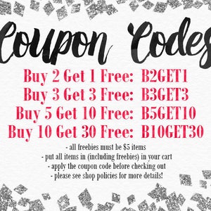 Pu&ograve; includere: Uno sfondo bianco con testo nero che dice "Coupon Codes". Sotto il testo ci sono quattro righe di testo rosso con codici coupon per l'acquisto di pi&ugrave; articoli e l'ottenimento di uno sconto. Il testo dice: "Buy 2 Get 1 Free: B2GET1", "Buy 3 Get 3 Free: B3GET3", "Buy 5 Get 10 Free: B5GET10", e "Buy 10 Get 30 Free: B10GET30". Sotto i codici coupon ci sono quattro righe di testo nero con istruzioni su come utilizzare i codici coupon. Il testo dice: "all freebies must be &euro;5 items", "put all items in (including freebies) in your cart", "apply the coupon code before checking out", and "please see shop policies for more details!"