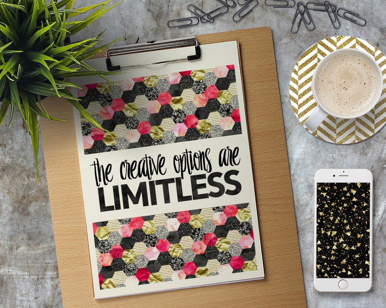 K&ouml;nnte beinhalten: Ein motivierendes Zitat, "the creative options are LIMITLESS", gedruckt auf einer wei&szlig;en Karte mit einem schwarzen und goldenen geometrischen Muster. Die Karte befindet sich auf einer Klemmbrett mit einem h&ouml;lzernen Hintergrund.