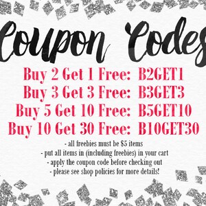 K&ouml;nnte beinhalten: Eine rosa und wei&szlig;e Grafik mit dem Text "Coupon Codes" in Schwarz. Die Grafik listet vier verschiedene Gutscheincodes f&uuml;r Rabatte auf Eink&auml;ufe auf: Kaufen Sie 2, erhalten Sie 1 gratis: B2GET1, Kaufen Sie 3, erhalten Sie 3 gratis: B3GET3, Kaufen Sie 5, erhalten Sie 10 gratis: B5GET10, Kaufen Sie 10, erhalten Sie 30 gratis: B10GET30. Die Grafik enth&auml;lt auch Anweisungen zur Verwendung der Gutscheincodes: Alle Gratisartikel m&uuml;ssen 5 &euro; kosten, legen Sie alle Artikel (einschlie&szlig;lich Gratisartikel) in Ihren Warenkorb, wenden Sie den Gutscheincode vor dem Auschecken an und lesen Sie bitte die Shop-Richtlinien f&uuml;r weitere Details.
