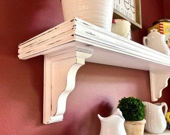 Estantería rústica con soportes decorativos / Acabado envejecido / Ménsulas anchas / Estantería abierta / Decoración de cocina rústica / Estantes blancos