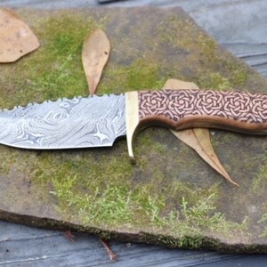 Celtic Knot Damascus  Fixed-blade Skinner Knife with Leather Sheath, brass guard, brass lanyard hole, engraved Celtic Knot in handle