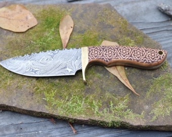 Celtic Knot Damascus  Fixed-blade Skinner Knife with Leather Sheath, brass guard, brass lanyard hole, engraved Celtic Knot in handle