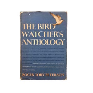 Puede incluir: Un libro antiguo titulado "The Bird Watcher's Anthology" de Roger Tory Peterson. La portada es azul oscuro con letras doradas y una ilustración de un pájaro. El título del libro se muestra de forma destacada.