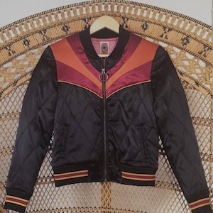 Chaqueta bomber Black Rising Sun / Chaqueta de otoño ligera satinada estilo años 70 acolchada como se ve en @classicrockcouture 1970s sunburst red orange