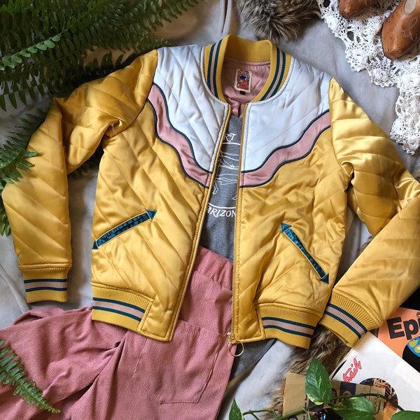 DOLLY Giacca bomber senape western / giacca da sci in stile anni '80 giallo satinato con alba elettrica nel deserto