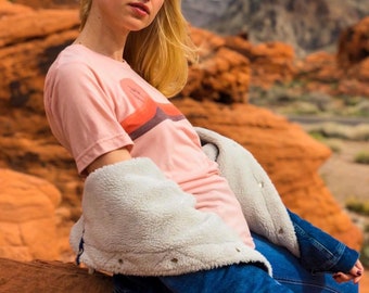 Unisex jaren '70 Salmon Desert Horizons t-shirt | Zachte woestijn perzik koraal roze oranje en bruine grafische retro t-shirt uit de jaren 70 | Cactus-shirt