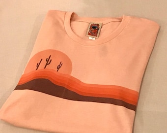 Unisex jaren '70 Salmon Desert Horizons t-shirt | Zachte woestijn perzik koraal roze oranje en bruine grafische retro t-shirt uit de jaren 70 | Cactus-shirt