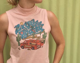 VENTA Desert Vanners High Neck Tank Womens 70s Live For Today Inspirado en las bases Chevy Van Pink Turquoise Mock Neck Sleeveless Turtleneck
