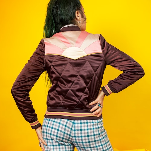 Classic Rock Couture Brown Sugar Rising Sun Bomber Jacket Veste matelassée unisexe en satin des années 70 Sunburst marron chocolat moutarde et mauve des années 70