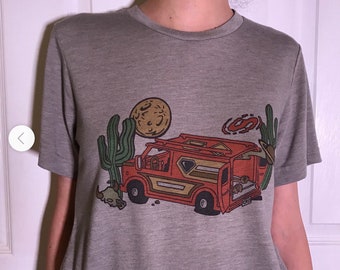 T-shirt unisexe Desert Vanners | -shirt gris chiné fin et fin des années 70 Chevy Van | Chevrolet Van Life Moon Cactus Shirt Hippie des années 1970 pour homme