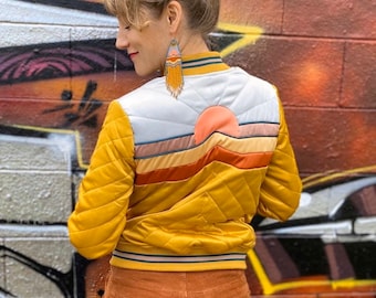 DOLLY Western Mustard Bomber Jacket / chaqueta de esquí estilo amarillo satinado de los años 70 y 80 con amanecer eléctrico en el desierto