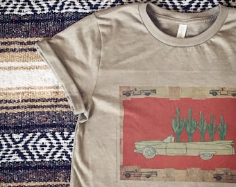 Camiseta de manga enrollada de Cactus Cadillac para hombre gris 50/50 Camiseta gráfica dibujada por artista del desierto estilo suave de los años 50 / Classic Rock Couture