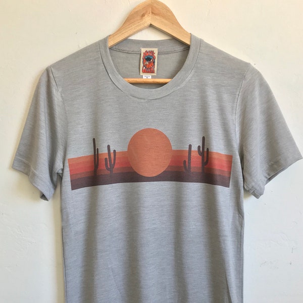 Camiseta Grey Desert Horizons / Suave estilo de la década de 1970 camisa de cactus delgada suave gris desierto / Camiseta gráfica retro naranja y marrón de Arizona / Circa 78