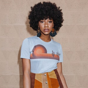 70er Jahre Desert Horizons graues T-Shirt Weiches Wüsten-T-Shirt im 1970er-Jahre-Stil im 50/50-Vintage-Stil, grau, orange, goldbraun, Grafik-T-Shirt, Retro-Sommer-Sonnenuntergang-T-Shirt Bild 2