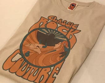 Logo nu CRC unisexe | Tan Desert Scene 70s Rock Style T-shirt | Soft Thin Khaki Taupe Années 1960 Années 1970 Boho Rock N Roll