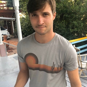 T-shirt gris Desert Horizons années 70 | Désert doux de style années 70, style vintage 50/50, t-shirt graphique gris orange doré marron, t-shirt coucher de soleil d'été rétro