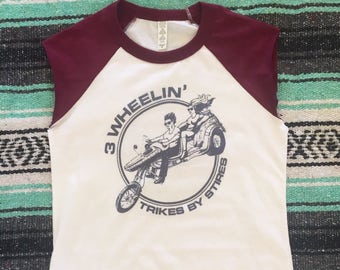 Threewheelin' Motocicleta Camiseta de béisbol sin mangas / Maroon Trike Moto Tee Biker Tank retro 70s réplica raglan angustiado cutoff biker tee