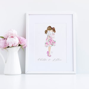 K&ouml;nnte beinhalten: Ein wei&szlig;er Rahmen mit einer Aquarell-Illustration von zwei Frauen in pinken Blumenkleidern, die sich umarmen. Der Text "Chelle & Lillie" steht unter der Illustration.