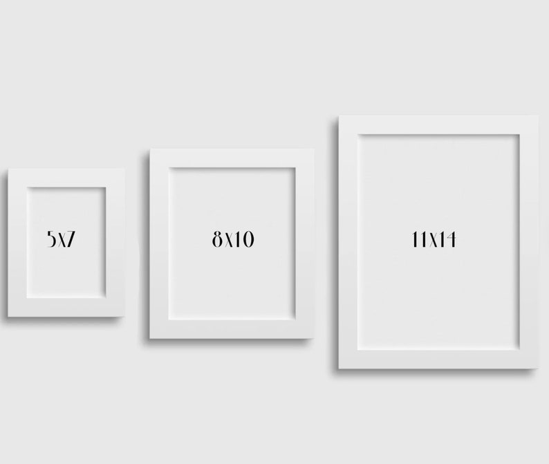 K&ouml;nnte beinhalten: Drei wei&szlig;e Bilderrahmen in verschiedenen Gr&ouml;&szlig;en. Der kleinste Rahmen ist mit "5x7" beschriftet, der mittlere Rahmen mit "8x10" und der gr&ouml;&szlig;te Rahmen mit "11x14".