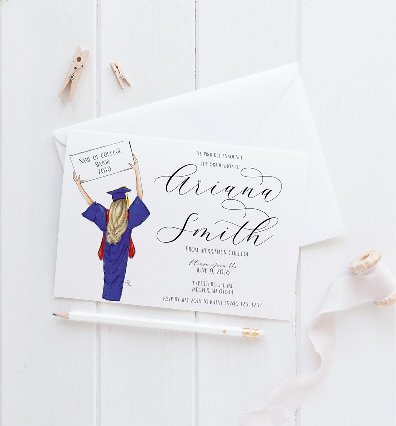 Puede incluir: Una tarjeta de anuncio de graduaci&oacute;n con una ilustraci&oacute;n dibujada a mano de una mujer con una toga de graduaci&oacute;n azul sosteniendo un cartel que dice "Nombre de la universidad, especializaci&oacute;n, 2018". El texto en la tarjeta dice "Anunciamos con orgullo la graduaci&oacute;n de Ariana Smith del Merrimack College. &Uacute;nase a nosotros el 9 de junio de 2018, 15 Buttercup Lane, Andover, MA 01810. RSVP antes del 20 de mayo a Kathy (978) 175-1751."