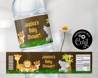 Könnte beinhalten: Wasserflaschenetikett mit Dschungel-Motiv. Das Etikett zeigt einen braunen Hintergrund mit grünem Gras, einer Giraffe, einem Löwen, einem Tiger und einem Elefanten. Der Text auf dem Etikett lautet "Jessica's Baby Shower!"