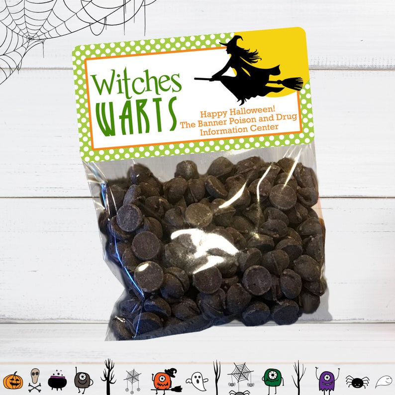 Puede incluir: Una bolsa de pl&aacute;stico transparente llena de chispas de chocolate marr&oacute;n oscuro, con una etiqueta rectangular con borde de puntos verdes, una silueta negra de una bruja en una escoba y el texto Witches Warts, Happy Halloween, The Banner Poison and Drug Information Center.