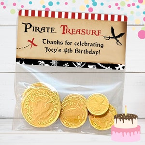 Może przedstawiać: Brązowa i biała papierowa torba z czerwoną i białą paskowaną obw&oacute;dką. Torba ma etykietę z napisem "Pirate Treasure" i "Dzięki za świętowanie 4. urodzin Joeya!" Torba zawiera złote czekoladowe monety.