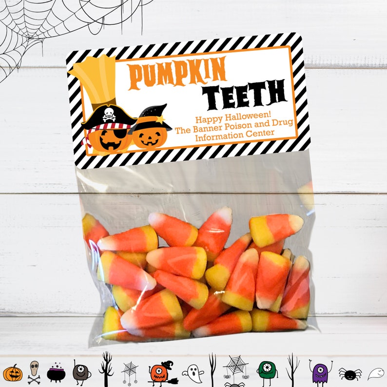 Puede incluir: Una bolsa de pl&aacute;stico transparente llena de dulces de ma&iacute;z de colores naranja, amarillo y blanco. La bolsa est&aacute; sellada con una etiqueta rectangular de rayas diagonales negras y blancas con el texto PUMPKIN TEETH en color naranja.