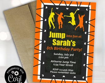 Pode incluir: Convite para uma festa de aniversário de cor laranja e preta com tema de trampolim. O convite diz "Jump into fun at Sarah's 8th Birthday Party!" com detalhes sobre a festa, incluindo a data, a hora, o local e as informações de RSVP. Também diz "Please remember socks".