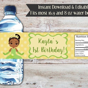 Puede incluir: Etiqueta de botella de agua imprimible amarilla y verde con una ilustraci&oacute;n de dibujos animados de una princesa con una corona y un vestido verde. La etiqueta dice "Kayla's 1st Birthday!" e incluye una secci&oacute;n de informaci&oacute;n nutricional con una lista de ingredientes y valores diarios.