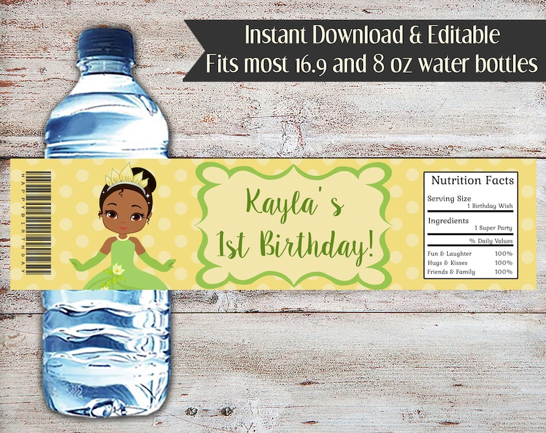 Puede incluir: Etiqueta de botella de agua imprimible amarilla y verde con una ilustraci&oacute;n de dibujos animados de una princesa con una corona y un vestido verde. La etiqueta dice "Kayla's 1st Birthday!" e incluye una secci&oacute;n de informaci&oacute;n nutricional con una lista de ingredientes y valores diarios.
