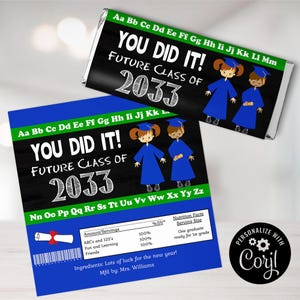 Può includere: Un involucro di barretta di cioccolato stampabile blu e verde con il testo "You Did It! Future Class of 2033" e illustrazioni di due bambini con berretti e abiti da laurea. L'involucro include anche un'etichetta con le informazioni nutrizionali e un logo personalizzato con Coryl.