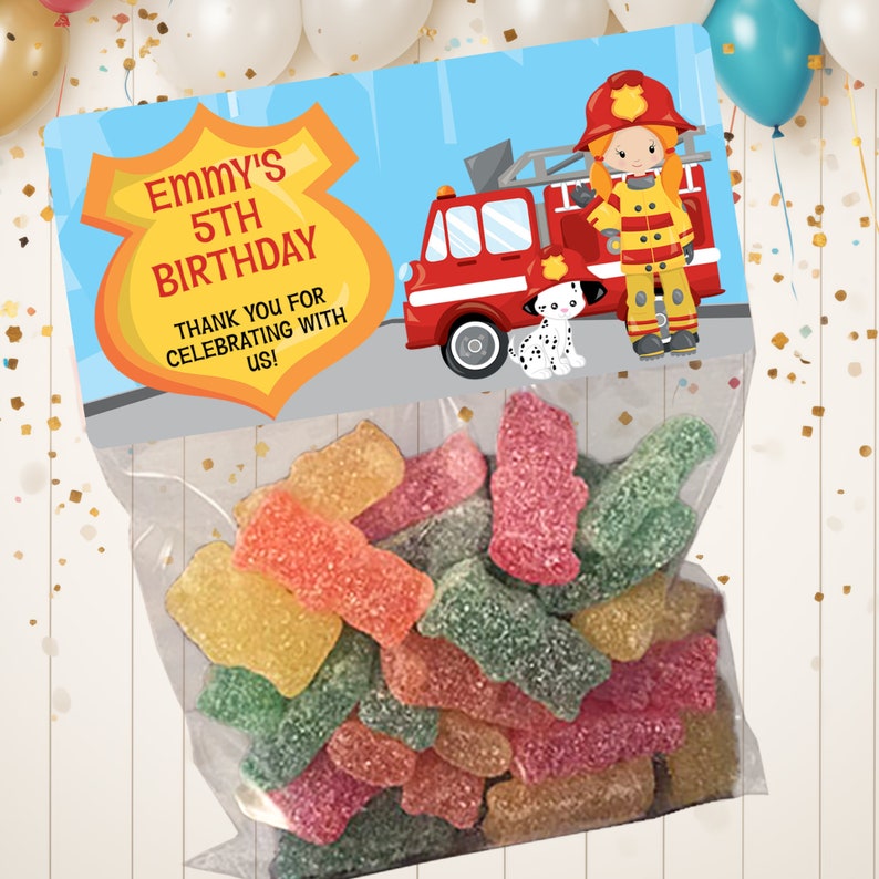 K&ouml;nnte beinhalten: Ein rotes Feuerwehrauto mit einem Dalmatiner und einem Feuerwehrm&auml;dchen auf blauem Hintergrund. Der Text auf dem Etikett lautet "Emmy's 5th Birthday Thank you for celebrating with us!"