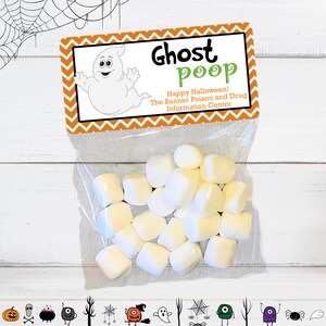 Puede incluir: Una bolsa de pl&aacute;stico transparente llena de malvaviscos blancos, rematada con una tarjeta rectangular con un borde de chevr&oacute;n naranja y blanco. La tarjeta muestra un fantasma de dibujos animados y el texto Ghost poop, Happy Halloween!, The Banner Poison and Drug Information Center.