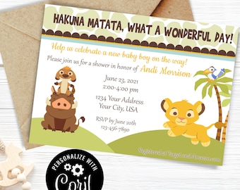 Könnte beinhalten: Eine Babyparty-Einladung in Grün, Braun und Blau. Die Einladung zeigt einen Comic-Löwen, ein Comic-Warzenschwein und einen Comic-Vogel. Der Text auf der Einladung lautet "Hakuna Matata, What a Wonderful Day!" und "Help us celebrate a new baby boy on the way!" Die Einladung enthält auch das Datum, die Uhrzeit und den Ort der Party.