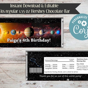 Könnte beinhalten: Ein druckbarer Schokoladenriegel-Wrapper mit Weltraumthema. Der Wrapper zeigt ein farbenfrohes Bild des Sonnensystems mit Planeten und Sternen. Der Text "Paige's 4th Birthday!" ist auf dem Wrapper gedruckt. Der Wrapper ist für einen Standard-Hershey-Schokoladenriegel mit 1,55 oz ausgelegt.