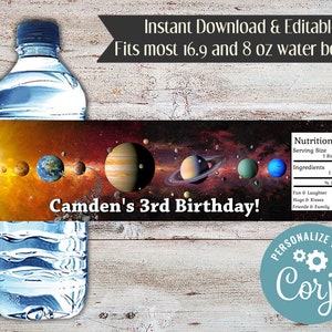 Könnte beinhalten: Druckbare Wasserflaschenetikett mit einem Sonnensystem-Design und dem Text "Camden's 3rd Birthday!" Das Etikett ist für Wasserflaschen mit 16,9 und 8 oz geeignet. Das Etikett enthält auch einen Nährwertangaben-Abschnitt mit einer humorvollen Liste von Zutaten und Tageswerten.