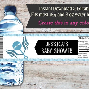 K&ouml;nnte beinhalten: Ein blaues und wei&szlig;es Wasserflaschenetikett f&uuml;r eine Babyparty mit dem Text "JESSICA'S BABY SHOWER" und einer Rassel mit Fl&uuml;geln. Das Etikett enth&auml;lt auch einen N&auml;hrwertangaben-Abschnitt mit dem Text "Portionsgr&ouml;&szlig;e: 1 Baby unterwegs" und "Zutaten: 1 Super Babyparty".