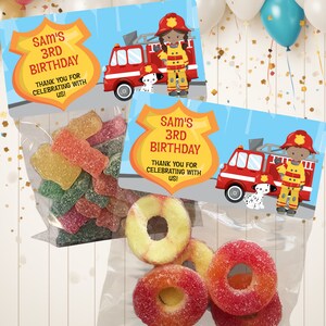 K&ouml;nnte beinhalten: Zwei Geschenkt&uuml;ten mit einem roten Feuerwehrauto und einem Feuerwehrmann auf der Vorderseite. Die Taschen sind mit einem gelben Stern und dem Text "Sam's 3rd Birthday" verziert. Der Text "Vielen Dank f&uuml;rs Feiern mit uns!" ist ebenfalls auf den Taschen enthalten.