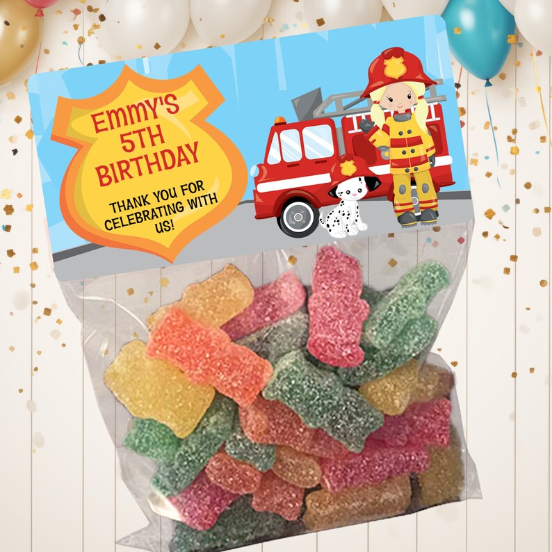 K&ouml;nnte beinhalten: Ein rotes Feuerwehrauto mit einem Dalmatiner und einem Feuerwehrm&auml;dchen auf blauem Hintergrund. Der Text auf dem Etikett lautet "Emmy's 5th Birthday Thank you for celebrating with us!"