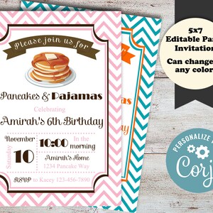 Op de afbeelding: Een roze en witte chevron-gepatroneerde uitnodiging voor een Pancakes & Pajamas feest ter ere van de 6e verjaardag van Amirah. De uitnodiging bevat een cartoonafbeelding van een stapel pannenkoeken met siroop en boter. De tekst op de uitnodiging bevat de datum, tijd en locatie van het feest.