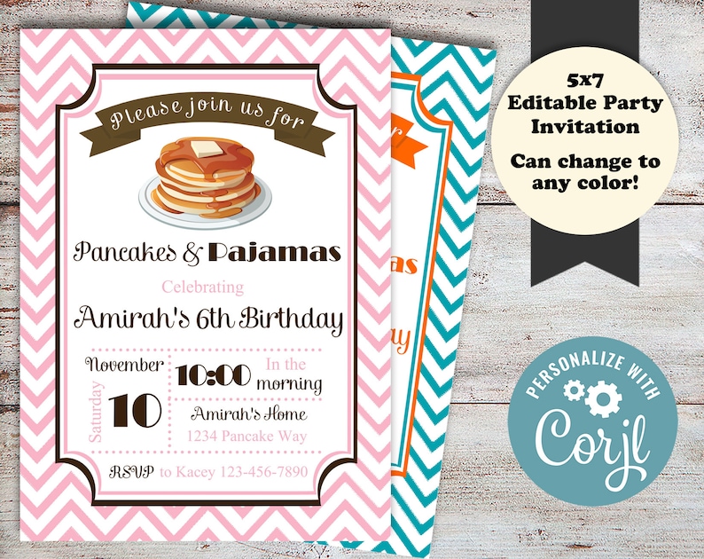 Op de afbeelding: Een roze en witte chevron-gepatroneerde uitnodiging voor een Pancakes & Pajamas feest ter ere van de 6e verjaardag van Amirah. De uitnodiging bevat een cartoonafbeelding van een stapel pannenkoeken met siroop en boter. De tekst op de uitnodiging bevat de datum, tijd en locatie van het feest.