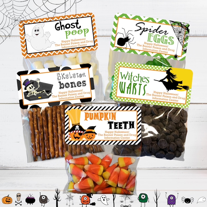 Puede incluir: Cinco bolsas de pl&aacute;stico transparente con etiquetas tem&aacute;ticas de Halloween. Las etiquetas incluyen textos como Ghost poop, Spider eggs, Skeleton bones, Witches warts y Pumpkin teeth, junto a ilustraciones de fantasmas, ara&ntilde;as y calabazas.