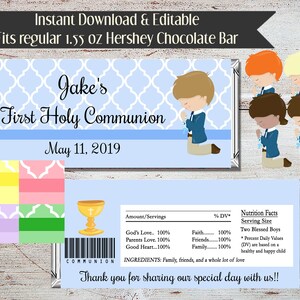 Puede incluir: Un envoltorio de barra de chocolate imprimible azul y blanco con un ni&ntilde;o con traje rezando. El envoltorio dice "Jake's First Holy Communion" y "May 11, 2019".