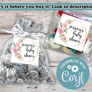 K&ouml;nnte beinhalten: Eine wei&szlig;e Geschenktasche mit einem rosa-gr&uuml;nen Blumendesign und dem Text "jessica's baby shower" in einem goldenen Kreis. Die Tasche ist mit kleinen S&uuml;&szlig;igkeiten gef&uuml;llt. Ein separater Aufkleber mit dem gleichen Design und Text ist auf einem durchsichtigen Plastikbeutel mit S&uuml;&szlig;igkeiten zu sehen.